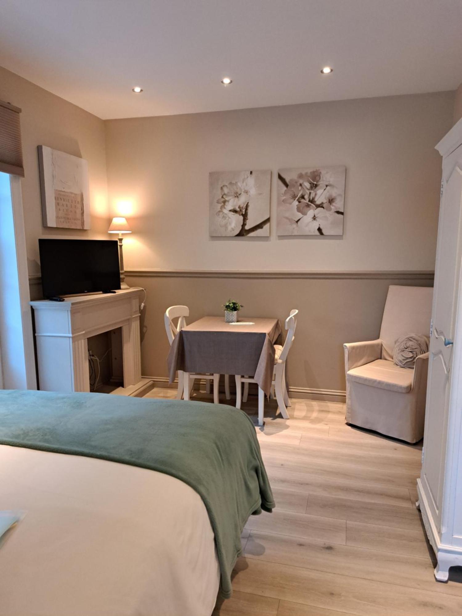 Casa-Cosi, Tourist & Business Suites & Flats With Reserved Parking And Private Terraces In Shared Garden With Seasonal Pool Included, Private Sauna Available Локерен Екстер'єр фото
