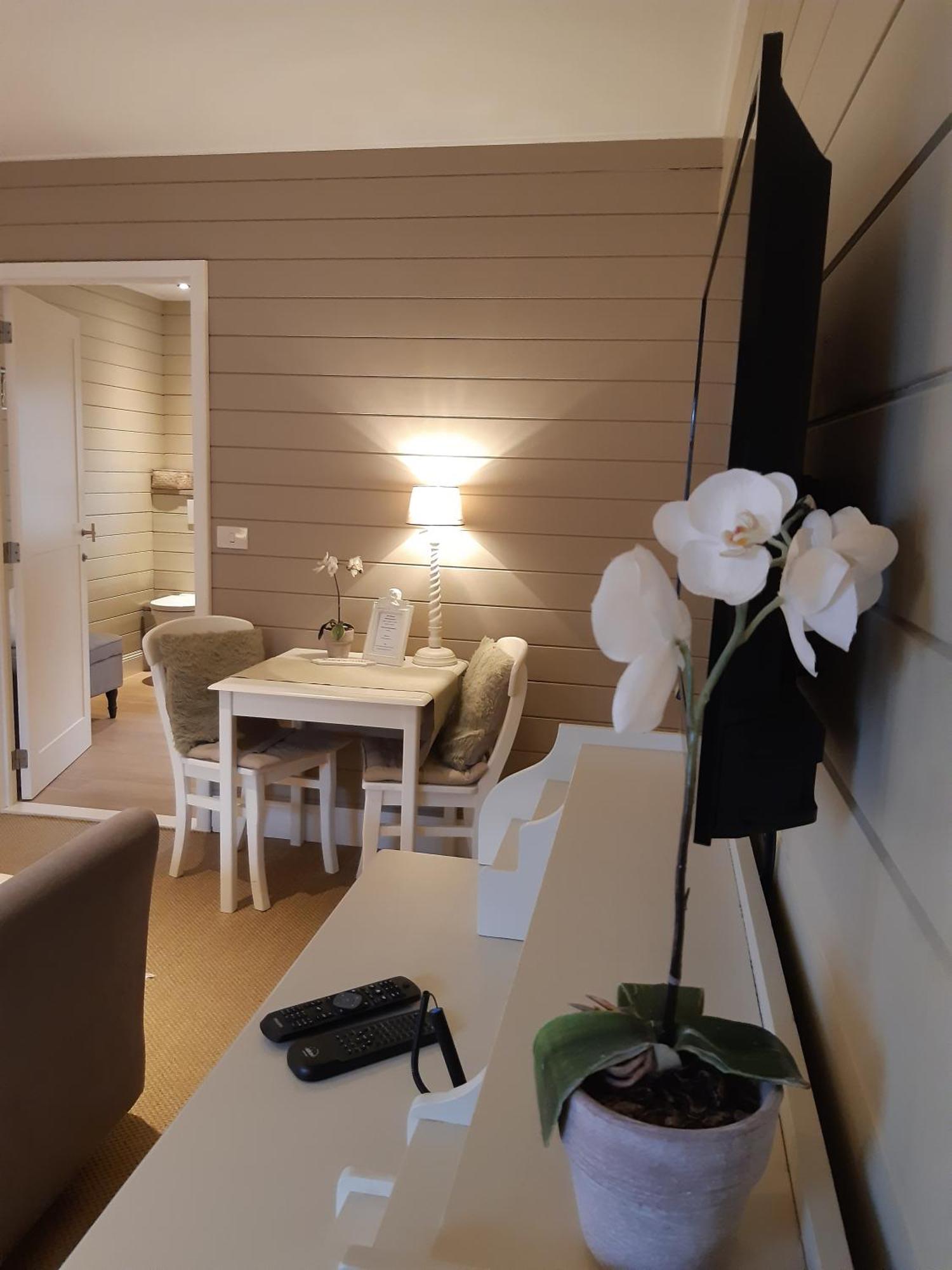 Casa-Cosi, Tourist & Business Suites & Flats With Reserved Parking And Private Terraces In Shared Garden With Seasonal Pool Included, Private Sauna Available Локерен Екстер'єр фото